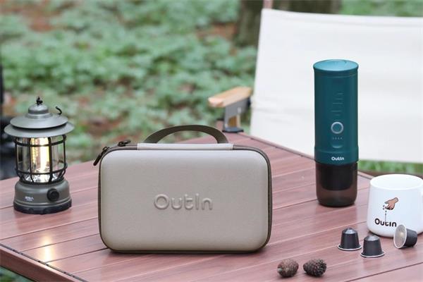 Outin Nano Cestovná sada - prenosný kávovar (lesná zelená) + ochranné puzdro